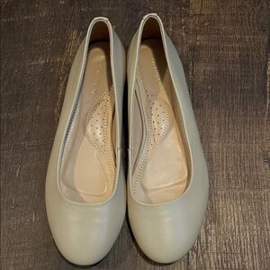 Chic Cream Women's SoHo Loafers 41 Size 9.5